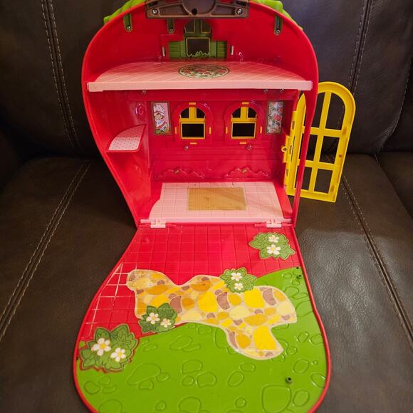 Strawberry Shortcake Berry Happy Home House Doll Playset - Picture 5 of 9